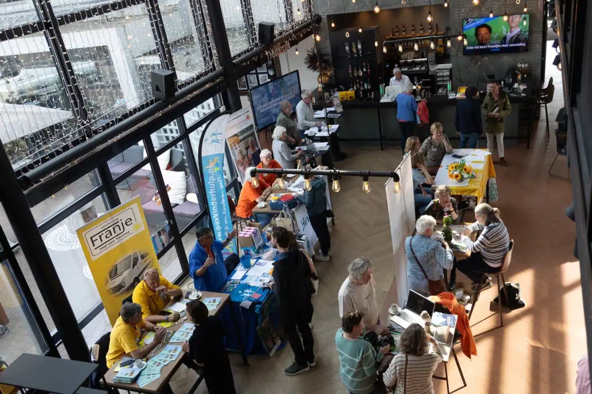 Nieuws artikel: Geslaagde vrijwilligersmarkt Hof van Twente: verbinding en inspiratie