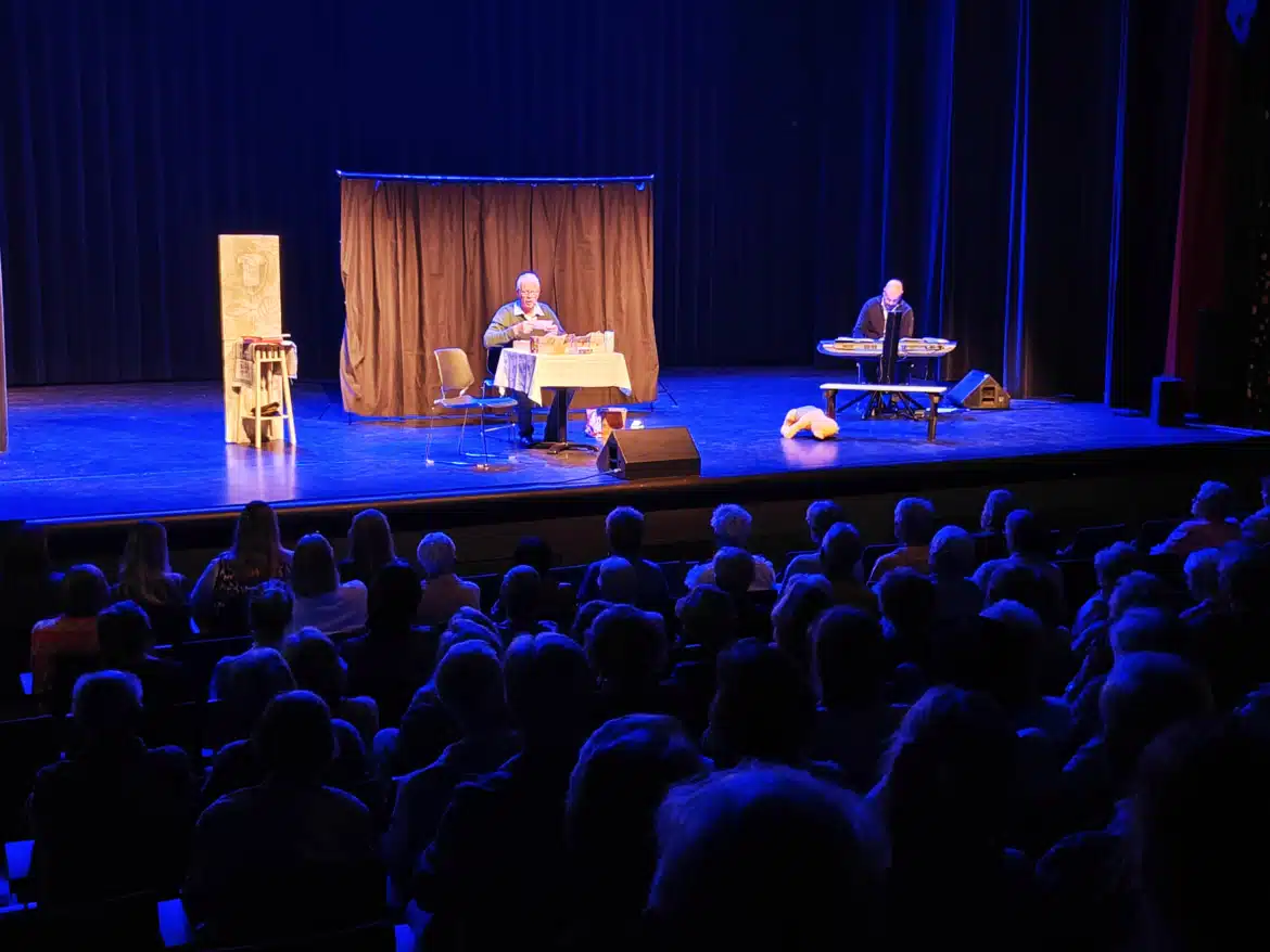 Nieuws artikel: Theater Ervarea raakt met indrukwekkende voorstelling ‘De ongenode gast’ tijdens Alzheimer café
