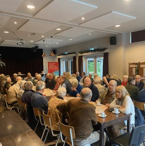 Nieuws afbeelding Ruim 50 mantelzorgers verzamelden zich om 11.00 uur op het industrieterrein in Delden. Hier werden zij verwelkomd met koffie en een plak Twentse krentenwegge. Na een korte uitleg ontvingen de deelnemers de route voor de sterrit, die hen langs enkele van de mooiste plekjes in de regio voerde. Onderweg was er voldoende tijd om te genieten van het landschap en even tot rust te komen. De tocht eindigde in het oude schooltje bij Kerspel Goor, waar de mantelzorgers werden getrakteerd op een heerlijke lunch. Dit bood een mooie gelegenheid om ervaringen te delen en met elkaar in gesprek te gaan. Daarnaast werd stilgestaan bij de belangrijke rol van mantelzorgers en hun dagelijkse inzet voor hun naasten. Dankzij de hulp van de vrijwilligers van ANWB AutoMaatje, die zowel de route uitstippelden als meereden, werd deze dag een groot succes. Met deze sterrit wilde Salut haar waardering uitspreken voor de mantelzorgers en hen een welverdiend moment van ontspanning bieden. Ben je mantelzorger en wil je meer weten over de ondersteuning die Salut biedt? Neem gerust contact met ons op!